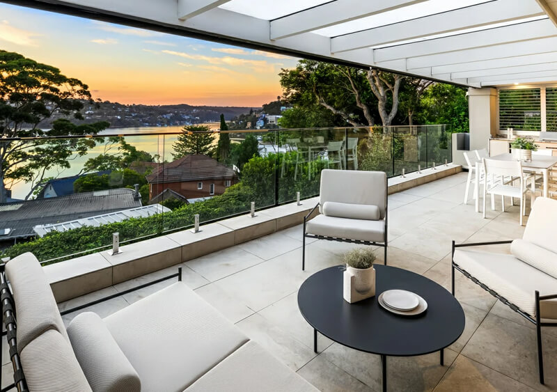 Coastal glass spigot railing