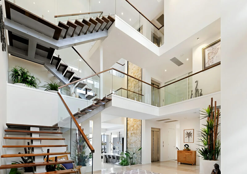 Hotel glass spigot railing