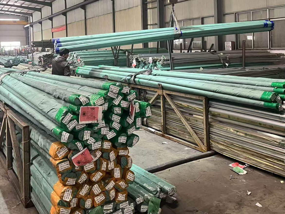 Loading stainless steel pipes